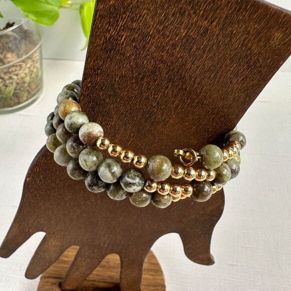 Natural Green Tourmaline & Gold Tone Bead Memory Wire Bracelet Adjustable Style - Picture 9 of 10